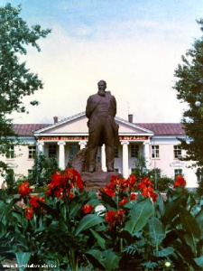 памятник Курчатову