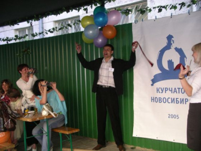 Ленту режут Несмеянова Таня, Полтавцев Игорь, Тажеев Алеша