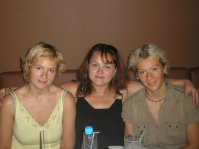 Светик с биатлонисткой Ольгой Зайцевой и её сестрой-тренером Оксаной