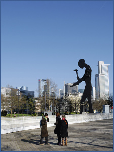 Девушки и Юноша