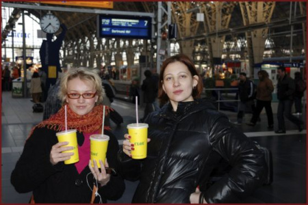 редкий кадр - вместо вина - свежий сок)))