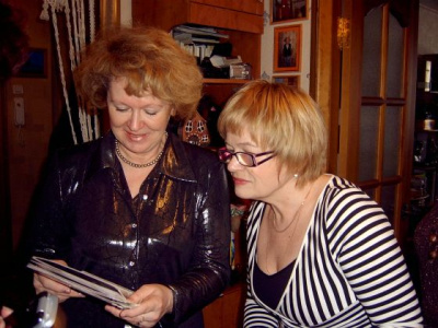 Зоя Егорова и Валя Жданова, приехавшая на встречу из Новосибирска, рассматривают школьный альбом и млеют