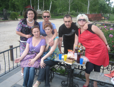 11 Б и его друзья)) Лена Попова, Оля Куринова, Маша Шипнягова, Оля Богуцкая, Костя Шныроев, Вета Ланевская. мы у Сережи Шипнягова. Чехов. июнь 2009 года.