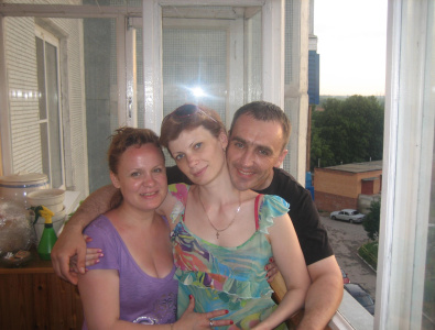 Лена Попова, Оля Куринова, Костя Шнырев. 11 "Б", 1992 года выпуска. 2 школа. июнь 2009.