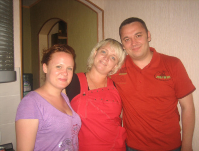 Лена Попова, Вета Ланевская, Антон Ланевский. все - 2 школа. чехов. июнь 2009 года.