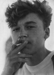 Вообще то нельзя продавать сигареты детям до 18 лет