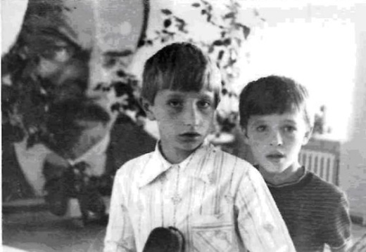 Фойе дома пионеров в здании школы   3, юные фотографы Саурин А., Чесноков В.