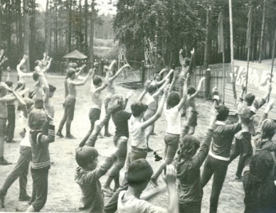 Утренняя зарядка на спортплощадке