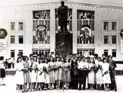 Вот он Выпускной - весь класс на площади у ГДО