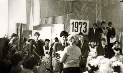 Последний звонок отзвенел - вручают заслуженные награды Мазур Игорю