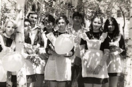 Слева направо: Азовцева Люда, Прокушева Ирина, юношу не знаю, Смоленцева Марина, Шахворостова Люда, Кондрашонок Толик, Полтаранина Наталья, Кошненко Люба (10-Б 1980, школа №2)