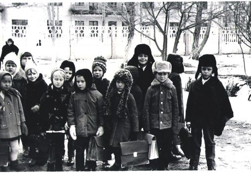 Во дворе школы  1971 год (20 школа)