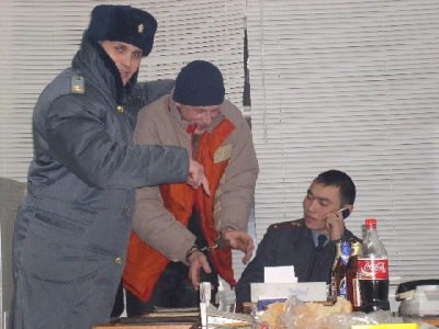 Что-то этот бомж лицом на кого-то сильно смахивает... или это обман зрения?