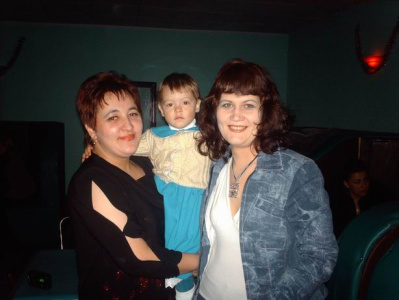 Оксана Глуханько с дочуркой Миленой и Аня Тажеева