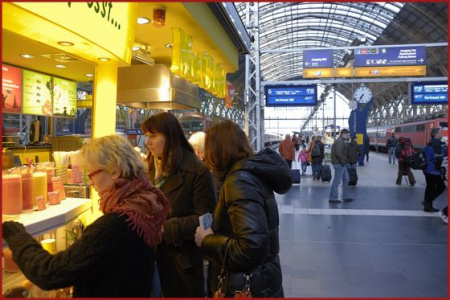 ставшее нашим любимым местом -"сококафешка" на вокзале Франкфурта