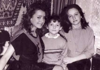 Виктория Бабичук, Кристина Воробъёва и Маняшка