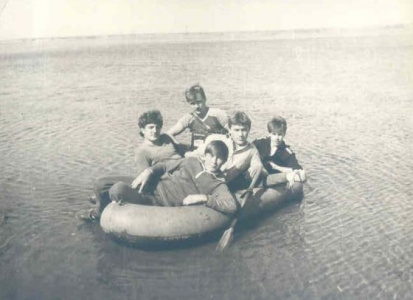 По Иртышу путешествуют Мухопад,Григоров,Бобровский,Аристов,Ивонин