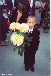 Непонятно кто больше-цветы или первоклассник?